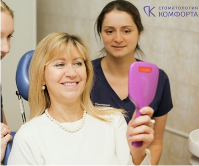 Женщина смотрит в зеркало