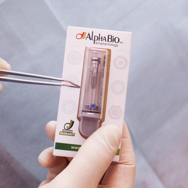 израильский имплантат Alpha Bio в упаковке